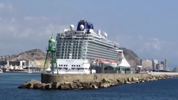 Гігант Круїзних Суден Стикування Britannia Подорож Порту Аліканте Середземноморського Узбережжя — стокове відео