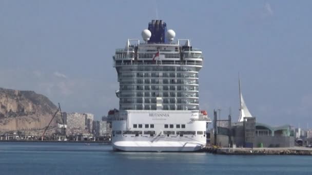 Gigante Crucero Barco Britannia Viaje Puerto Alicante Costa Mediterránea España — Vídeo de stock