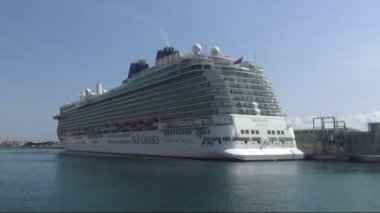 Dev bir yolculuğun bir bağlantı noktası Alicante İspanya Akdeniz sahil Britannia demirledi gemi cruise.