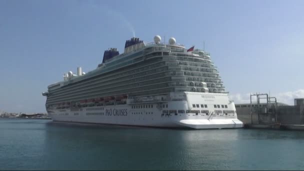 Olbrzym Cruise Ship Britannia Zadokowany Podróży Porcie Alicante Wybrzeża Morza — Wideo stockowe