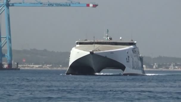 快速渡轮双体船若姆 Iii 进入阿尔赫西拉斯港在直布罗陀的平直在西班牙海岸 — 图库视频影像
