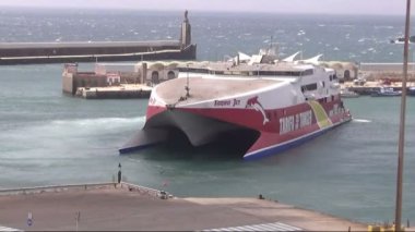 Hızlı Katamaran Tarifa Jet feribot içinde İspanya'nın Güney kıyılarında Cadiz il Tarifa bağlantı noktası manevra.