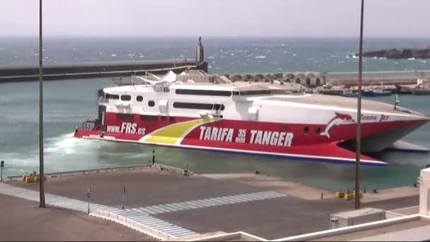 Fast Ferry Catamaran Tarifa Jet Manoeuvreren Binnen Haven Van Tarifa — Stockvideo