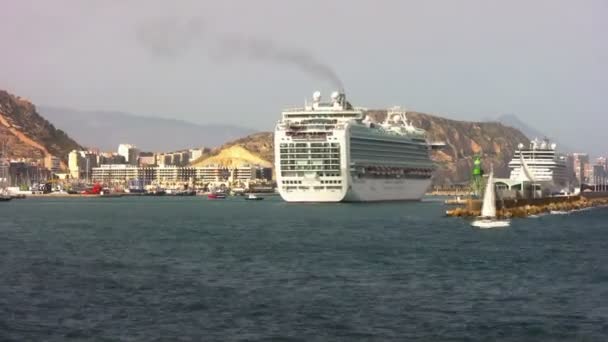 Großes Kreuzfahrtschiff Ventura Manövrieren Alicante Stadt Verlassen Nachdem Eine Reise — Stockvideo