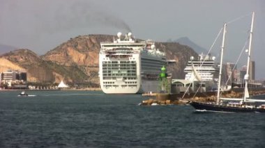 Büyük cruise gemi bir yolculuk İspanya o Limanı demirledi sonra Alicante şehir bırakmak manevra Ventura.