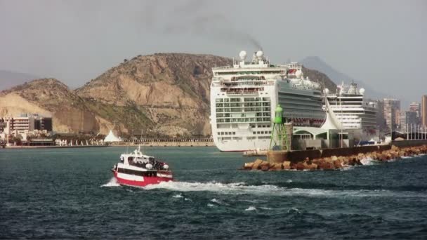Μεγάλο Κρουαζιερόπλοιο Ventura Ελιγμό Για Αφήσει Την Πόλη Αλικάντε Μετά — Αρχείο Βίντεο