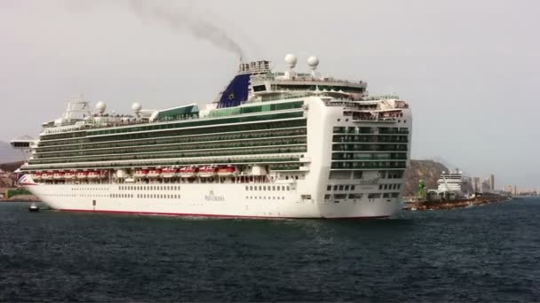 Großes Kreuzfahrtschiff Ventura Manövrieren Alicante Stadt Verlassen Nachdem Eine Reise — Stockvideo