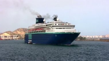 Büyük kruvaziyer Horizon Pullmantur izin için bağlantı noktası Alicante şehir İspanya Akdeniz sahil manevra hattı.