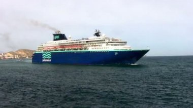 Büyük kruvaziyer Horizon Pullmantur izin için bağlantı noktası Alicante şehir İspanya Akdeniz sahil manevra hattı.