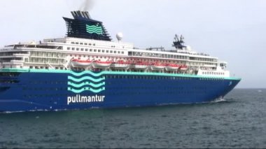 Büyük kruvaziyer Horizon Pullmantur izin için bağlantı noktası Alicante şehir İspanya Akdeniz sahil manevra hattı.