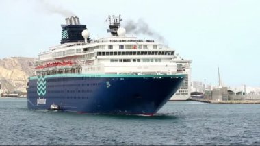 Büyük kruvaziyer Horizon Pullmantur izin için bağlantı noktası Alicante şehir İspanya Akdeniz sahil manevra hattı.