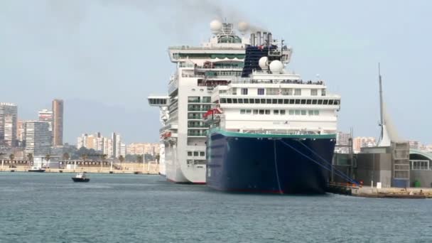 Μεγάλη Κρουαζιέρα Ορίζοντα Της Pullmantur Γραμμές Ελιγμό Για Φύγουν Από — Αρχείο Βίντεο