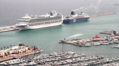 İspanya Akdeniz liman Alicante şehrinde bir yolculuk sırasında hava görünümünü yerleşik cruises.