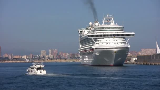 Großes Kreuzfahrtschiff Ventura Manövrieren Alicante Stadt Verlassen Nachdem Eine Reise — Stockvideo