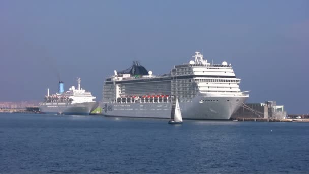 在西班牙阿利坎特城市地中海港口的旅程中停靠的巡航 Msc — 图库视频影像