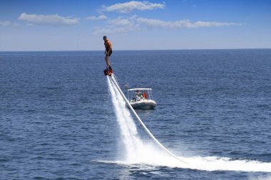 Deniz sportman güç flyboard İspanya kıyısında Santa pola yakın yaz aylarında 2017 pratik.