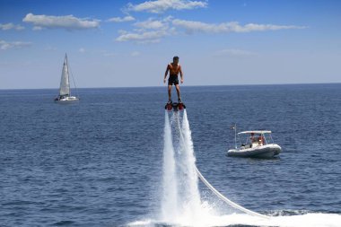Deniz sportman güç flyboard İspanya kıyısında Santa pola yakın yaz aylarında 2017 pratik.