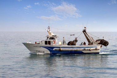 Akdeniz'de İspanya açık sularda yelken trol balıkçı teknesi.