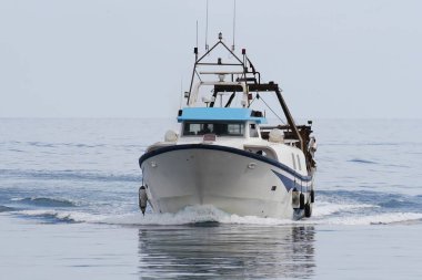 Akdeniz'de İspanya açık sularda yelken trol balıkçı teknesi.
