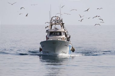 Akdeniz'de İspanya açık sularda yelken trol balıkçı teknesi.