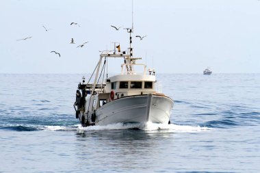 Akdeniz'de İspanya açık sularda yelken trol balıkçı teknesi.