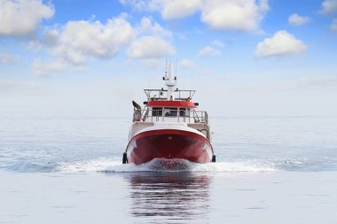 Akdeniz'de İspanya açık sularda yelken trol balıkçı teknesi.