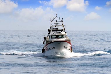 Akdeniz'de İspanya açık sularda yelken trol balıkçı teknesi.