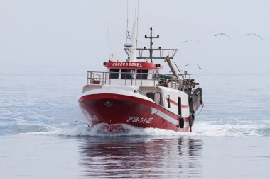 Akdeniz'de İspanya açık sularda yelken trol balıkçı teknesi.