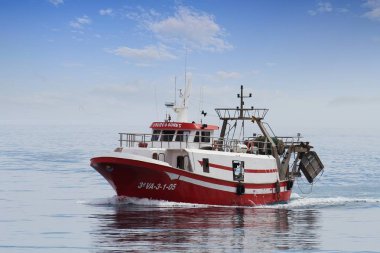 Akdeniz'de İspanya açık sularda yelken trol balıkçı teknesi.
