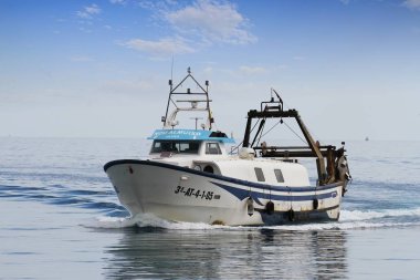 Akdeniz'de İspanya açık sularda yelken trol balıkçı teknesi.
