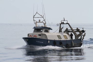 Akdeniz'de İspanya açık sularda yelken trol balıkçı teknesi.