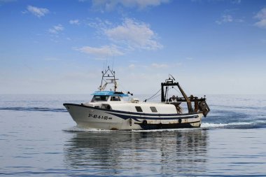 Akdeniz'de İspanya açık sularda yelken trol balıkçı teknesi.