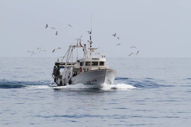 Akdeniz'de İspanya açık sularda yelken trol balıkçı teknesi.