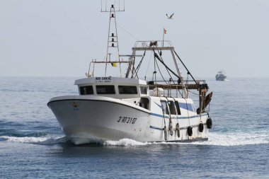 Akdeniz'de İspanya açık sularda yelken trol balıkçı teknesi.