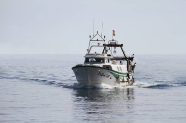Akdeniz'de İspanya açık sularda yelken trol balıkçı teknesi.
