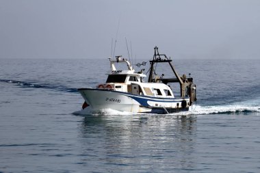 Akdeniz'de İspanya açık sularda yelken trol balıkçı teknesi.