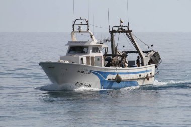 Akdeniz'de İspanya açık sularda yelken trol balıkçı teknesi.