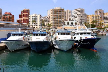 Grup İspanya Akdeniz kıyısında Calpe bağlantı noktası içinde yuvalanmış balıkçı tekneleri.