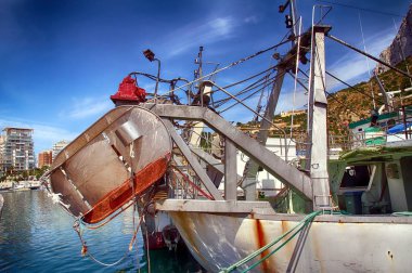 Trol balıkçı tekneleri İspanya Calpe bağlantı noktası içinde kıç depolanan demir kapı ayrıntılarını.