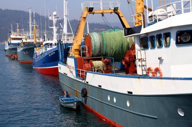 İspanya Galiçya sahil Viveiro bağlantı noktası çelik gövde trol balıkçı tekneleri demirledi.