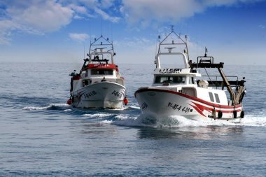 Trol balıkçı tekneleri Satılık bağlantı noktasına İspanya Akdeniz sahil onların görüntüleri yaklaşan çifti.