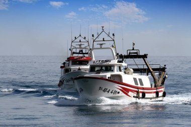Trol balıkçı tekneleri Satılık bağlantı noktasına İspanya Akdeniz sahil onların görüntüleri yaklaşan çifti.
