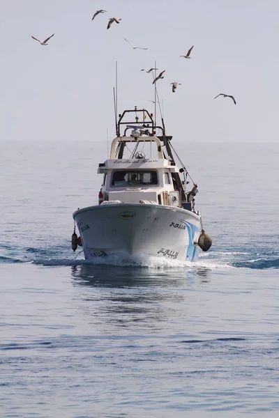 Akdeniz'de İspanya açık sularda yelken trol balıkçı teknesi.