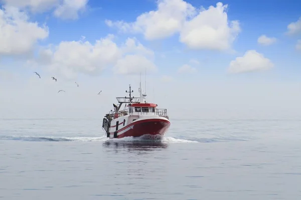 Akdeniz'de İspanya açık sularda yelken trol balıkçı teknesi.