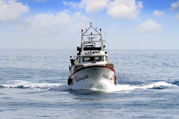 Akdeniz'de İspanya açık sularda yelken trol balıkçı teknesi.