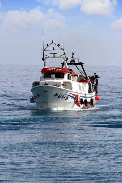 スペインの地中海で開放水域で航行漁船漁船 — ストック写真