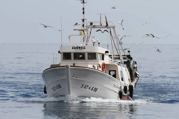 Akdeniz'de İspanya açık sularda yelken trol balıkçı teknesi.