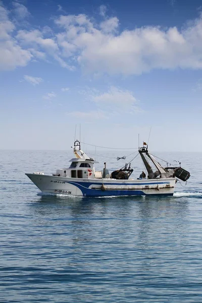 Akdeniz'de İspanya açık sularda yelken trol balıkçı teknesi.