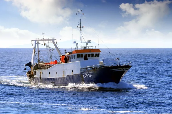 Stalowy Kadłub Łodzi Rybackich Trawlerów Santa Rita Terza Włoskiej Flagi — Zdjęcie stockowe
