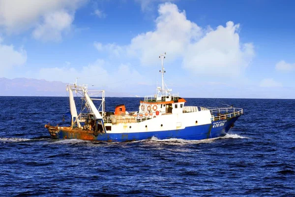Talyan Bayrağı Spanyol Sahile Yakın Yelken Ile Gövde Trol Balıkçı — Stok fotoğraf
